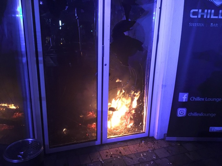 FW Ratingen: Feuer in Shisha Bar