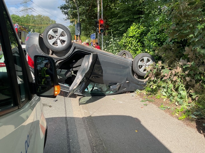 FW-DO: Ersthelfer verletzt sich, als er einem verunfallten PKW Fahrer hilft