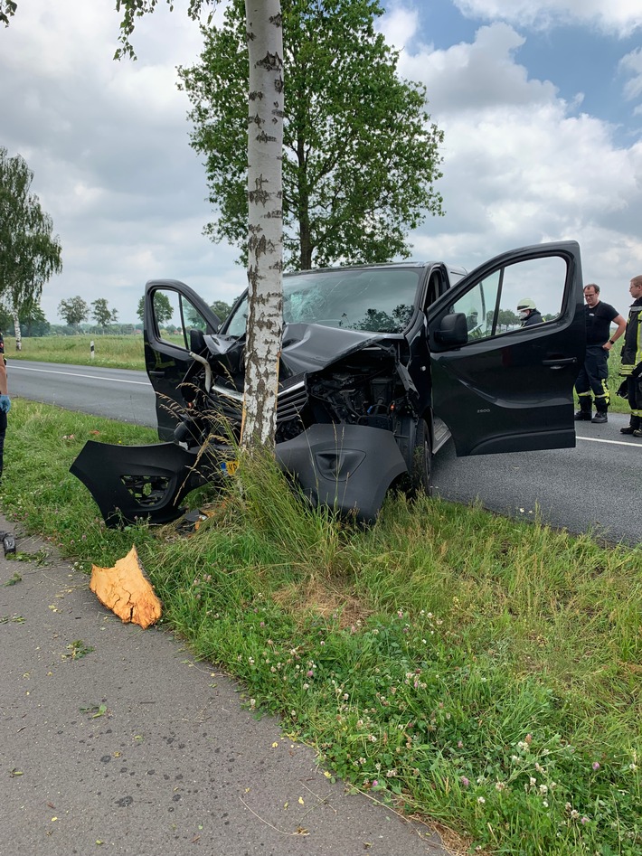 POL-STD: Zwei zum Teil schwer verletzte Autoinsassen bei Unfall in der Gemarkung Ahlerstedt - Polizei sucht Zeugen