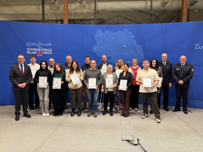 POL-KN: Gemeinsame Pressemitteilung des Landratsamtes Schwarzwald Baar Kreis und des Polizeipräsidiums Konstanz - Ein Dankeschön für couragierte Leistungen (08.12.2025)