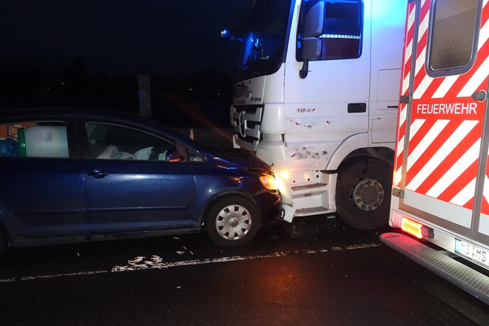 POL-MS: Übermüdeter Autofahrer fährt frontal gegen 40-Tonner