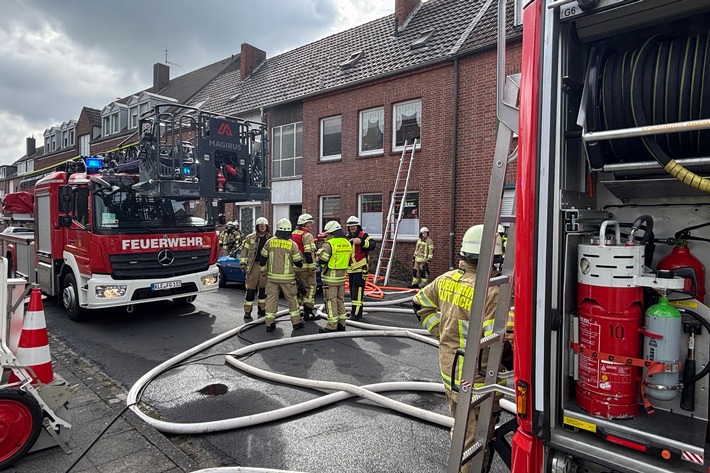 Feuerwehr Goch: Kellerbrand: Feuerwehr führt Person aus Gebäude