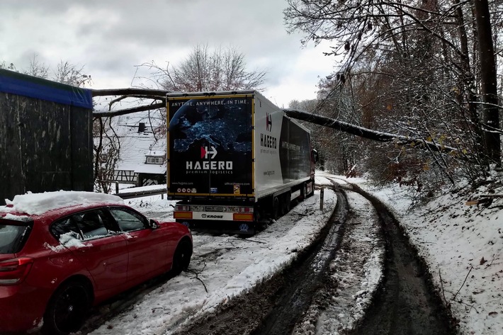 FW Rheingau-Taunus: Schneechaos im Rheingau-Taunus-Kreis: Lage weiterhin angespannt