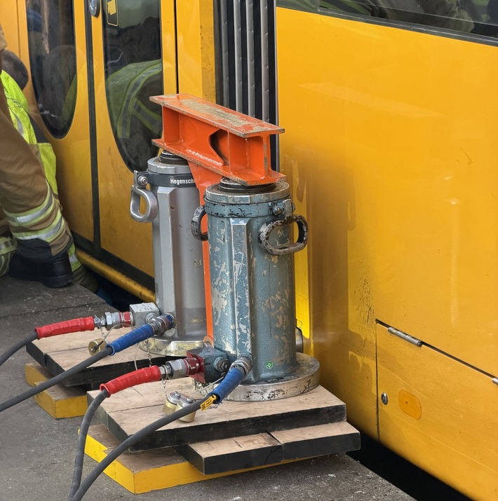 FW Dresden: Verkehrsunfall - Mädchen klemmt zwischen Straßenbahn und Bahnsteig fest