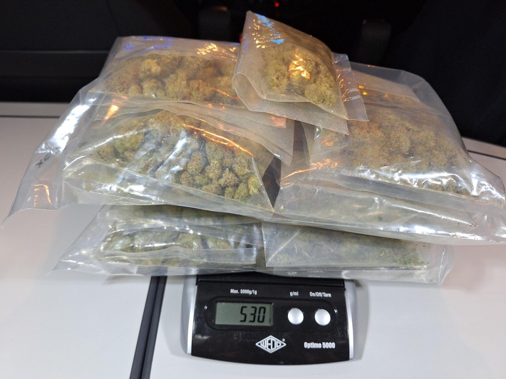 HZA-P: Knapp 530 Gramm Cannabis im Gepäck / Zoll leitet Strafverfahren ein und stellt Rauschmittel samt Mobiltelefon sicher