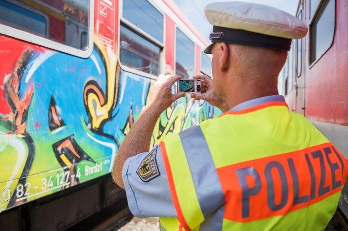 BPOL-KS: Zug im Bahnhof Bebra mit Farbe besprüht