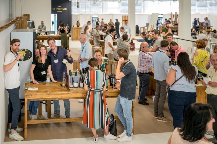 Sprudelnde Premiere der Fachmesse 100% Champagne im MTC Center München