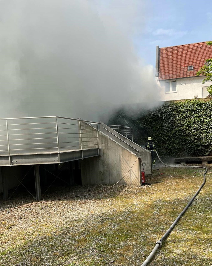 FW Bocholt: Heckenbrand in der Osterstraße - eine Person vorsorglich ins Krankenhaus gebracht