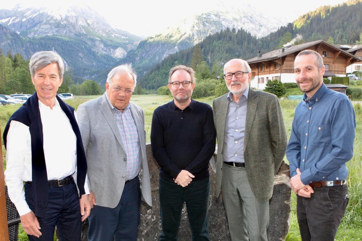 Alt-Bundesrat Johann Schneider Ammann läutet am Züpfe-Zmorge den Sommer in Lauenen ein