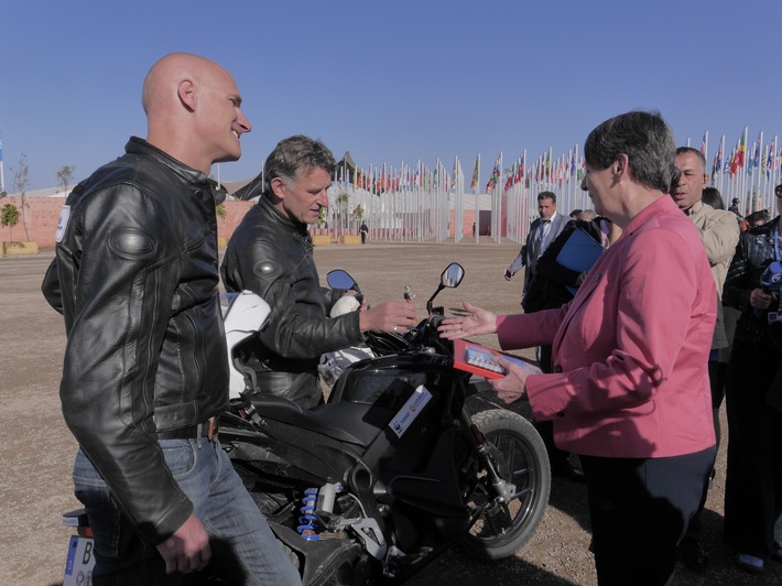 So weit die Akkus tragen: Elektrisch nach Marrakesch / Abschluss Energiewende-Tour: Umweltministerin Barbara Hendricks empfängt Tour-Trio bei der Klimakonferenz COP22