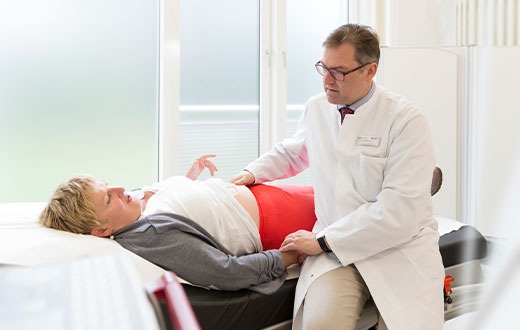 Darmkrebs ist heute oft heilbar: Neu zertifiziertes Rotkreuzklinikum informiert über Vorsorge und Behandlung