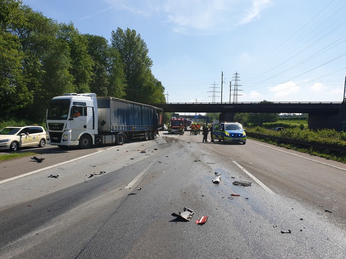 FW-OB: Verkehrsunfall auf der BAB A42 in Höhe des Gasometers Oberhausen Autobahn musste für Stunden gesperrt werden