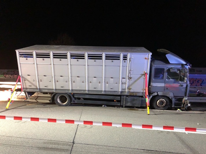 POL-BI: Paderborn-Sennelager, Unfall mit Viehtransporter BAB A33