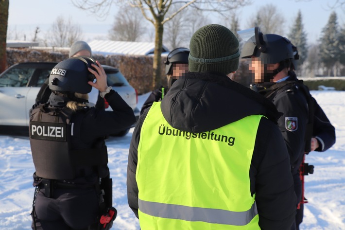 POL-HX: Groß-Übung der Polizei in Brakel: Einsatzkräfte überwältigen vermeintlichen Angreifer