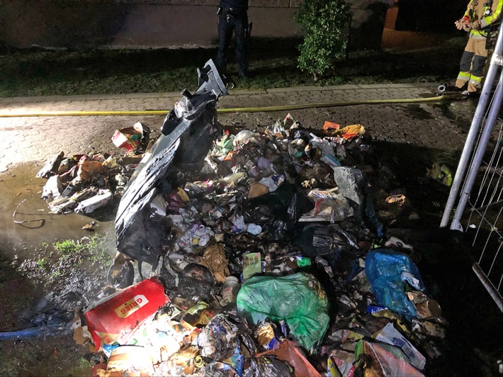 POL-ME: Polizei ermittelt nach Containerbrand im Berliner Viertel - Monheim - 2204047