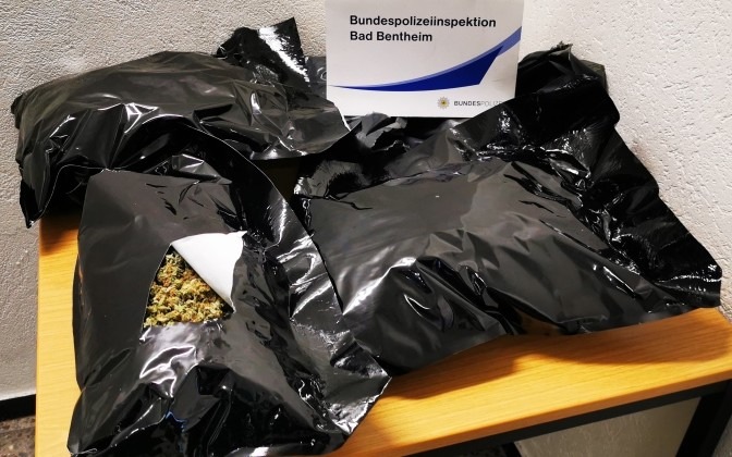 BPOL-BadBentheim: 2,3 Kilo Marihuana beschlagnahmt / Zwei Drogenkuriere in Untersuchungshaft