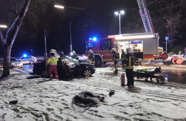 FW-GE: Verkehrsunfall mit eingeklemmter Person