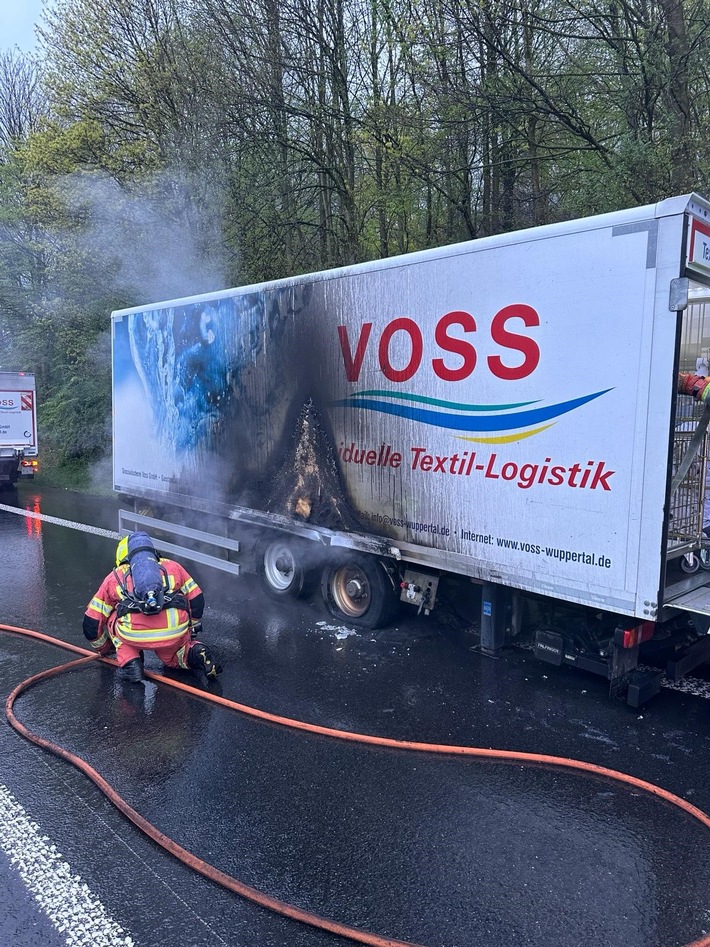 FW-Velbert: Anhängerbrand auf der A 44