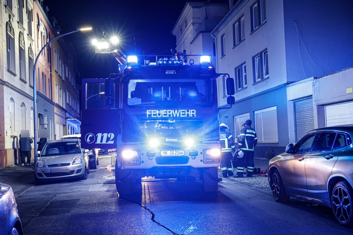 FW-MK: Feuer in Mehrfamilienhaus - Bewohner über Drehleiter gerettet