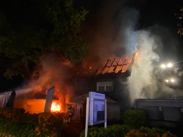 FW-EN: Landgasthof steht in Vollbrand - Großeinsatz in den frühen Morgenstunden & weitere parallele Einsätze am Mittag