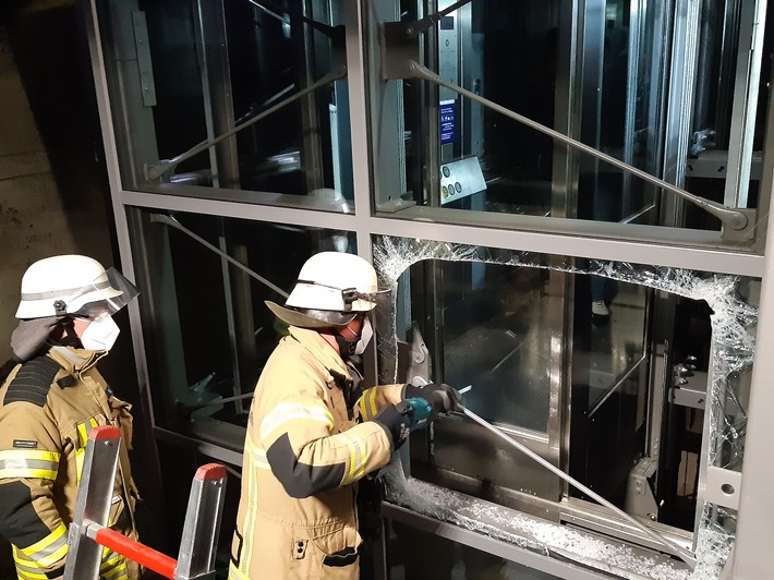 FW Bremerhaven: Aufwändige Personenrettung aus gläsernen Aufzug am Bahnhof Bremerhaven-Wulsdorf