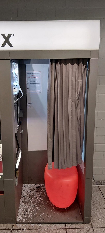 BPOL NRW: Unbekannter demoliert Fotobox im Hauptbahnhof Bielefeld - Bundespolizei leitet Ermittlungsverfahren ein