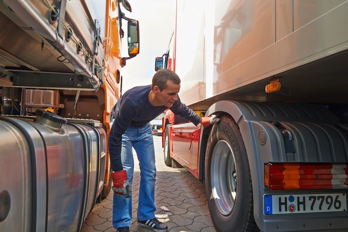 Teure Lkw-Standzeiten vermeiden durch effizienten Reifenkauf bei Autoreifenonline.de
