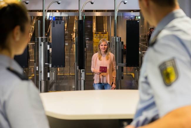 BPOLD FRA: Automatisierte Grenzkontrolle am Frankfurter Flughafen nun auch für Minderjährige ab 14 Jahren
