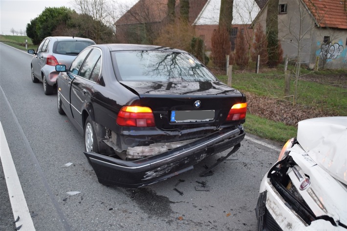 POL-HF: Auffahrunfall in Herringhausen- Drei Fahrzeuge beschädigt