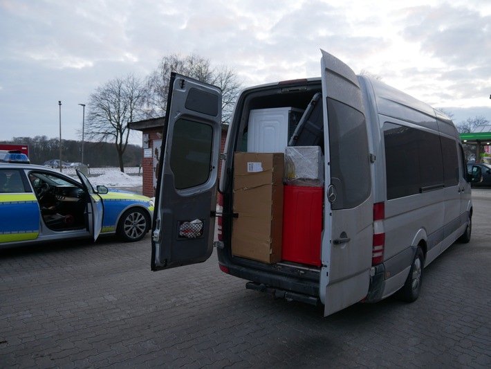 POL-ROW: ++ Auf der Hansalinie A1 - Transporter war überladen ++ Randalierer kommt in Polizeigewahrsam ++ 25-jähriger Autofahrer fährt trotz Fahrverbot ++ Wasserrohre im Keller beschädigt ++