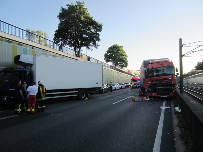 FW-MH: Schwerer Verkehrsunfall mit zwei LKW auf der A 40 #fwmh