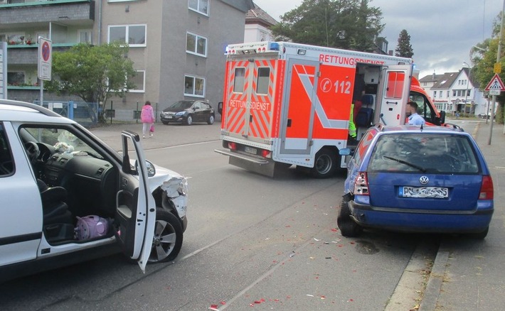 POL-RBK: Leichlingen - 23.000 Schaden: Frau fährt ungebremst in geparktes Auto