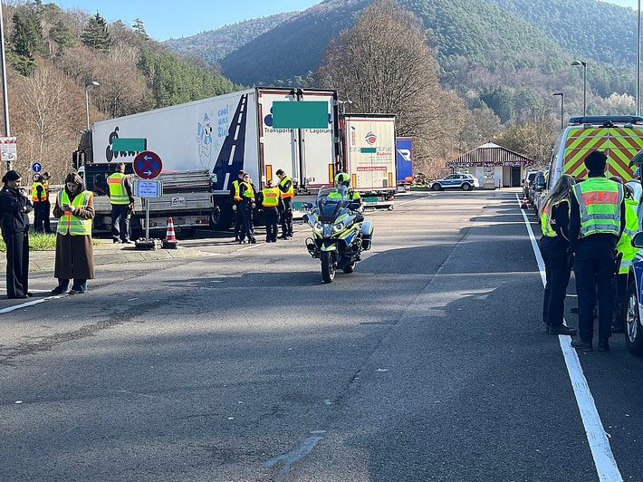 POL-PDLD: Großeinsatz der Polizei