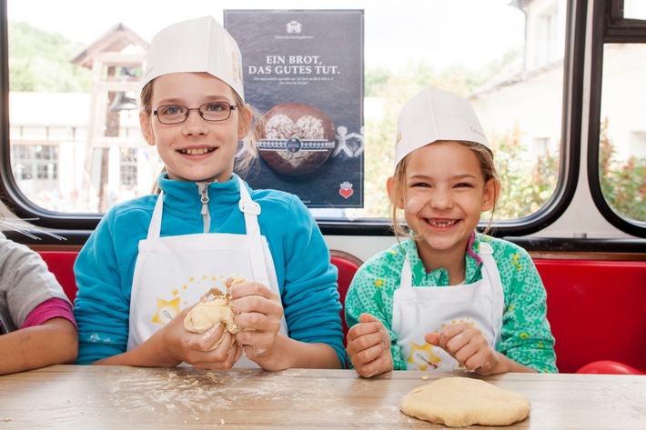 Charity-Aktion der Deutschen Innungsbäcker "Ein Brot das Gutes tut" -  Bäckman backt in einer Berliner Kinder- und Jugendhilfeeinrichtung für den guten Zweck