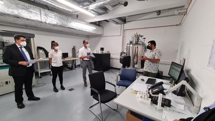 Wissenschaftsminister Clemens Hoch besichtigt Forschungsanlagen im Bereich Keramik an der Universität Koblenz