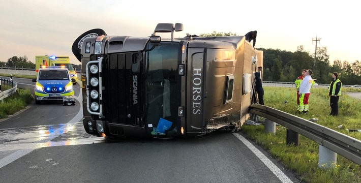 POL-MS: Pferdetransporter kippt im Autobahnkreuz Lotte um