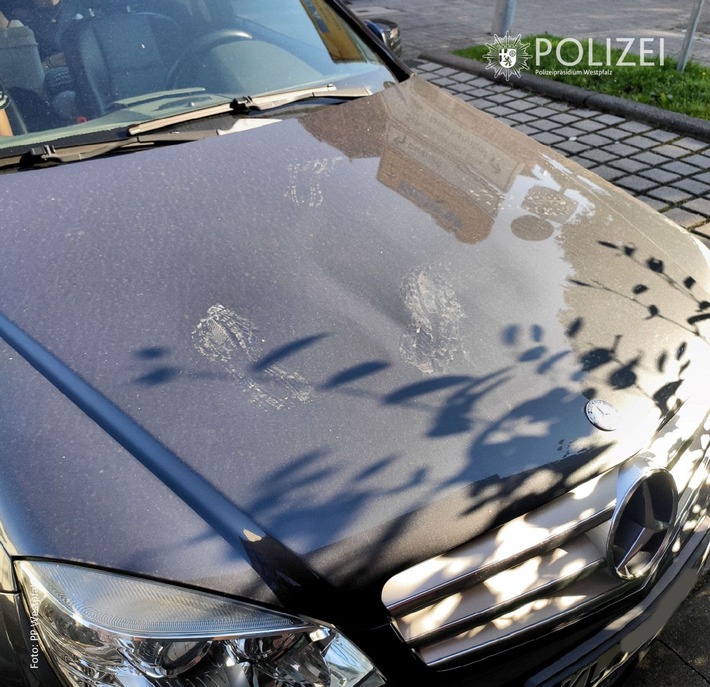 POL-PPWP: Fußabdrücke auf der Motorhaube