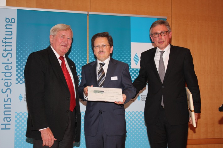 Hanns-Seidel-Preis für verantwortungsvolles Unternehmertum verliehen /
Preis der Hanns-Seidel-Stiftung geht an den Wissenschaftler Stephan Wirz (BILD)