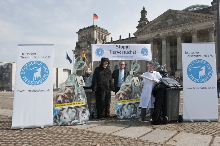 Entwürdigt. Entstellt. Entsorgt. Tiere in Versuchen / Kampagne Tierversuchsprotest startete heute mit einer Aktion vor dem Berliner Reichstag (mit Bild)