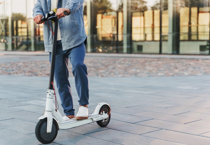 Unterwegs auf kleinen Rädern / Der ADAC erklärt, worauf es beim Fahren mit E-Scootern ankommt