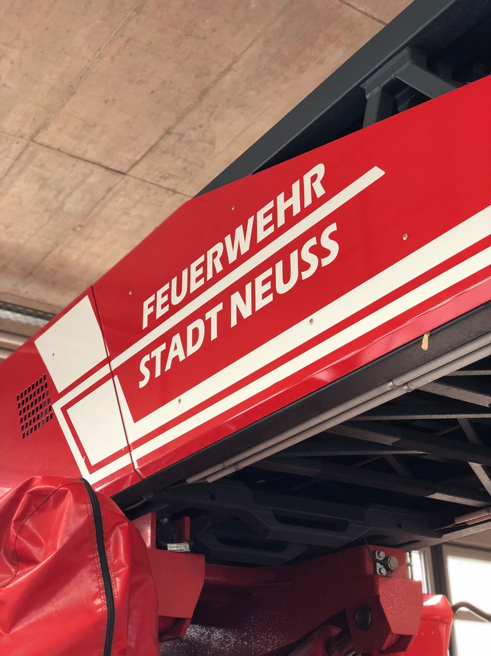 FW-NE: Kellerbrand in Hoisten | Zwei Verletzte ins Krankenhaus transportiert