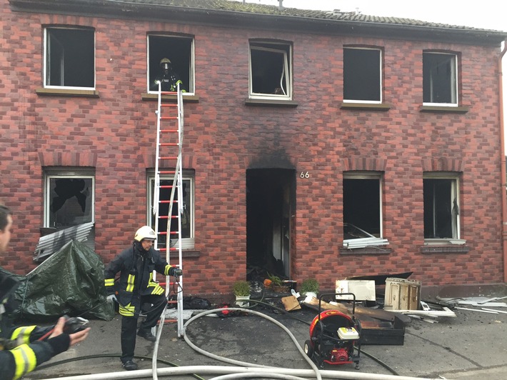 FW-MG: Eine verletzte Person nach Brand in einem Einfamilienhaus