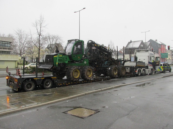 POL-MK: Schwertransport gebührenpflichtig begleitet.