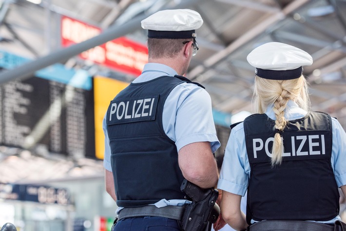 BPOL NRW: Mit zwei Haftbefehlen gesucht
Festnahme durch Bundespolizei am Flughafen Köln/Bonn