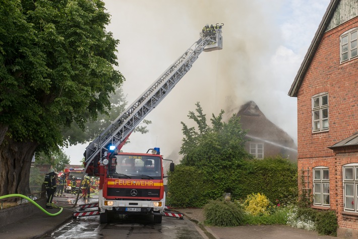 FW-RD: Reetdachhaus brennt in Damendorf bis auf die Grundmauern nieder, 130 Feuerwehrkameraden im Einsatz, dabei wurde ein Feuerwehrkamerad verletzt.