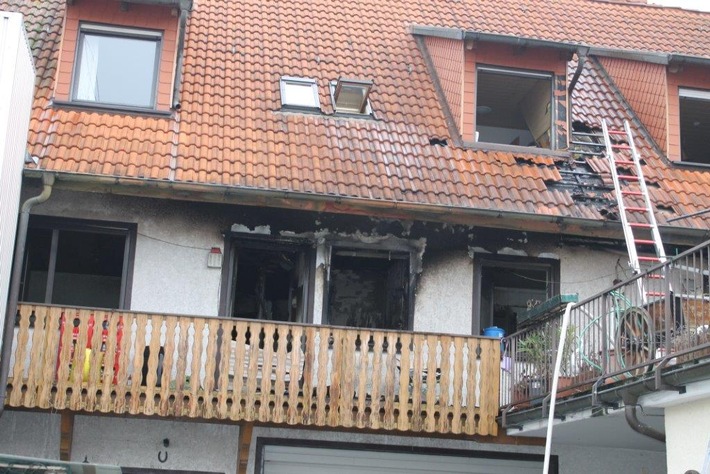 POL-PPRP: Brand in einem Mehrfamilienhaus