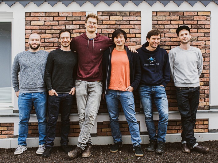 Erste revisionssichere europäische Cloud-Lösung mit Blockchain-Technologie zertifiziert / Technologiespezialist erhält IDW-PS-880-Wirtschaftsprüfertestat für Blockchain-basiertes Cloud Native Archive / Könnten auch die Band THE ENGINEERS gründen: Ewald Rode, Frederic Born, Dr. Niko Krasowski, Malte Groth (v.l.n.r.), Thierry Göckel (1.v.r.) und Projektleiter Falk Borgmann (2.v.r.), der die Entwicklung des Cloud Native Archive (CNA) verantwortet, sind Software-Ingenieure im Heidelberger Deepshore-Team. / Weiterer Text über ots und www.presseportal.de/nr/129233 / Die Verwendung dieses Bildes ist für redaktionelle Zwecke unter Beachtung ggf. genannter Nutzungsbedingungen honorarfrei. Veröffentlichung bitte mit Bildrechte-Hinweis.