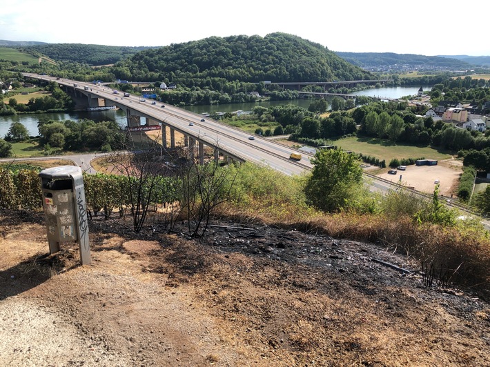 POL-PDTR: Brand in den Weinbergen oberhalb von Schweich