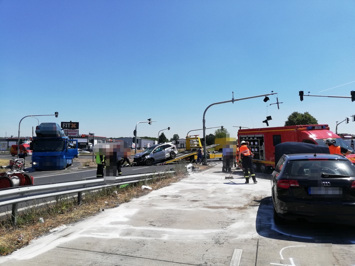 POL-DN: Neun Fahrzeuge an Unfall beteiligt