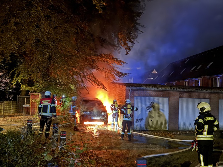 FW-AUR: Ausbreitung von PKW-Brand abgewendet